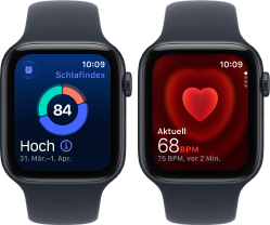 Zwei Apple Watch SE 3 Geräte, beide mit Aluminiumgehäuse, Farbe Mitternacht mit Sportarmband Navyblau, eines zeigt den Schlafindex, eines zeigt die Herzfrequenz App, rechte Seitenansicht, Digital Crown